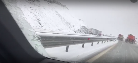 MOTI/ Reshjet e DËBORËS shkaktojnë aksident. Si paraqitet SITUATA në autostradën e Kombit (VIDEO)