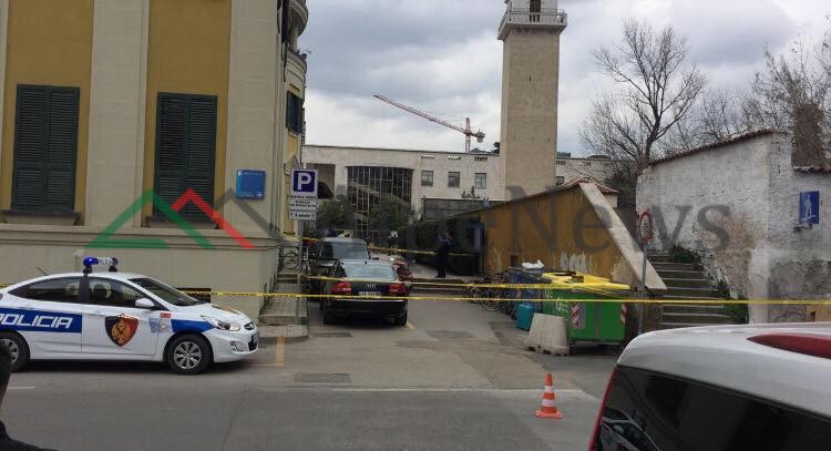 ALARM FALS/ Valixhja prapa bashkisë së Tiranës ishte me rroba! (FOTO)
