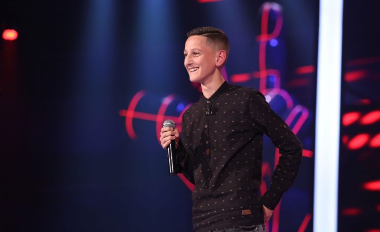 Kush është Adolfi, djali me zë të rrallë nga Burreli që hodhi në sherr jurinë e “The Voice Kids” (VIDEO)