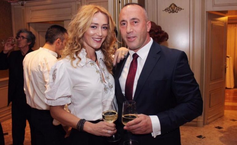 Mediat kosovare vënë në ‘shënjestër’ gruan e Haradinajt: Ja sa kushton çanta e Anitës