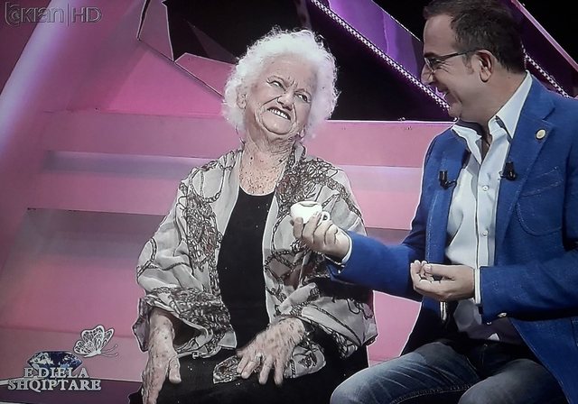 Moderne dhe me naze, kush është gjyshja që habiti publikun e Të Dielës Shqiptare