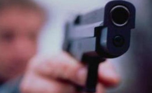 TRAGJIKE NE DIBER/ Gjendet i pa jetë në oborrin e shtëpisë 32-vjeçari, është vrarë me armë zjarri