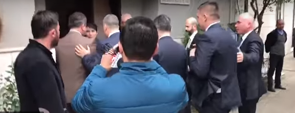 “PO TORTUROHEM”/ E moshuara thirrje Arta Markut në Durrës: Të marrsha të ligat nona, hiqi… (VIDEO)