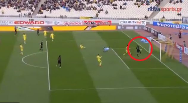 VIDEO/ Gafa e vitit në Greqi, futbollisti nuk shënon me portën bosh