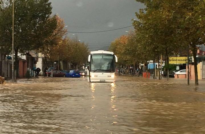 PËRKEQËSIMI I MOTIT/ Bllokohet rruga në Pezë dhe Arbanë, probleme edhe në… (VIDEO)