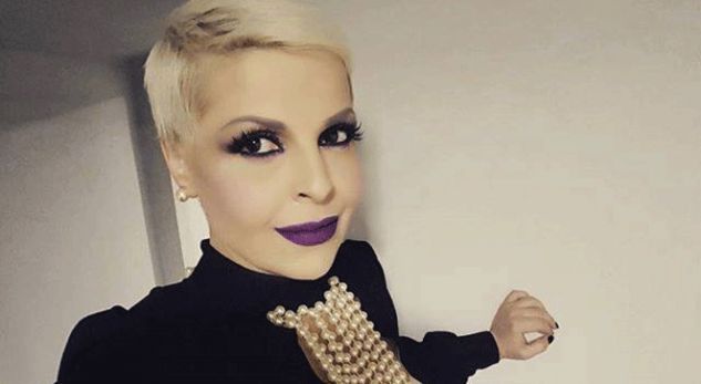 Në shtëpinë e Aurela Gaçes vetëm këndohet, shikoni si bën trio me vajzat e saj!