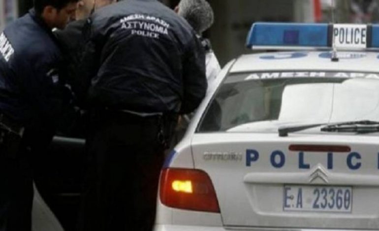 SHQIPTARI U GJEND I VDEKUR NË RRUGË/ Policia greke: Dyshohet për VRASJE MAFIOZE