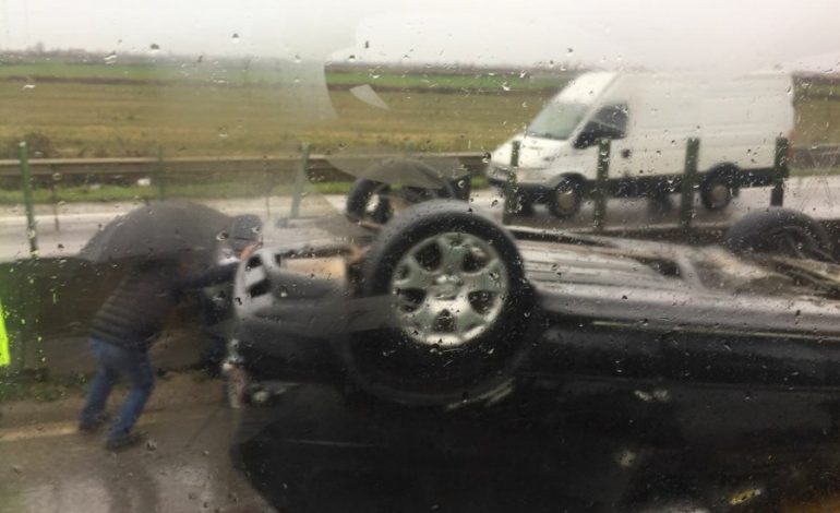 FOTO/ Makina luksoze u përmbys në mes të autostradës Tiranë-Durrës. PAMJET NGA AKSIDENTI