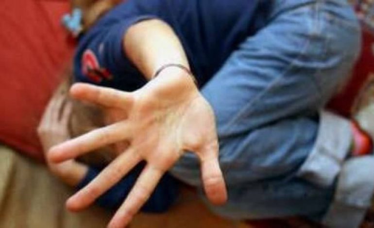 Skandali që po trondit rrjetin: 13-vjeçarja u përdhunua dhe u robërua nga një plak, më pas abortoi fëmijën e tij