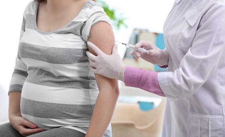 Foshnjat nuk rrezikohen nga vaksinimi gjatë shtatzënisë