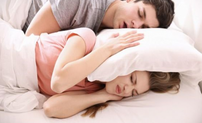 Gërhisni shumë gjatë natës? Urgjent tek mjeku, ja nga çfarë sëmundjeje rrezikoheni