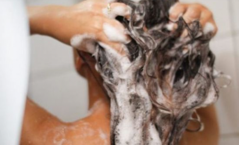 Ja çfarë ndodh nëse përzieni shampon me sodë buke