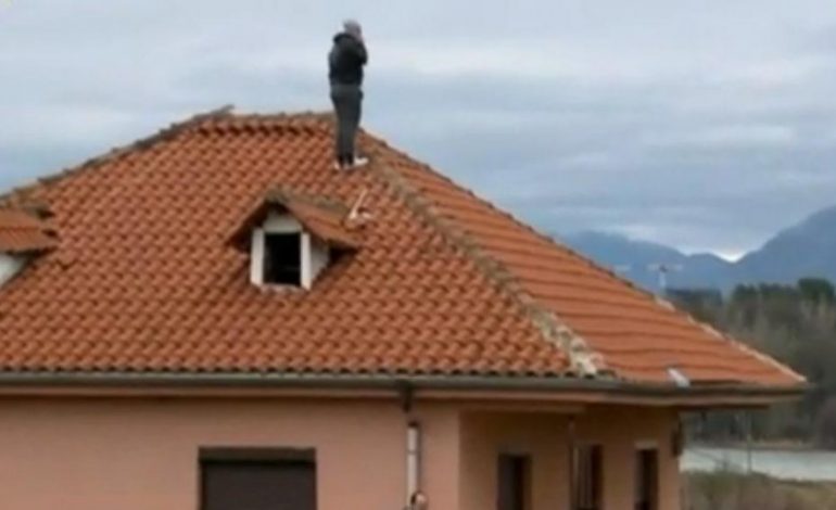 Do t’i shembet banesa, i riu hipën mbi çati, me lot në sy: Do vetëvritem, nuk kam shpëtim (VIDEO)