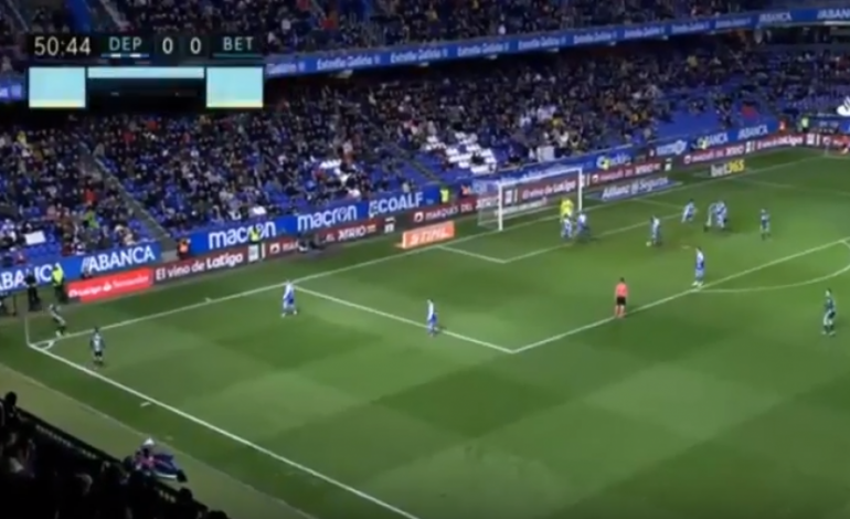 VIDEO/ Futbollisti tenton të shënojë nga goditja e këndit. Ja ku përfundon topi…