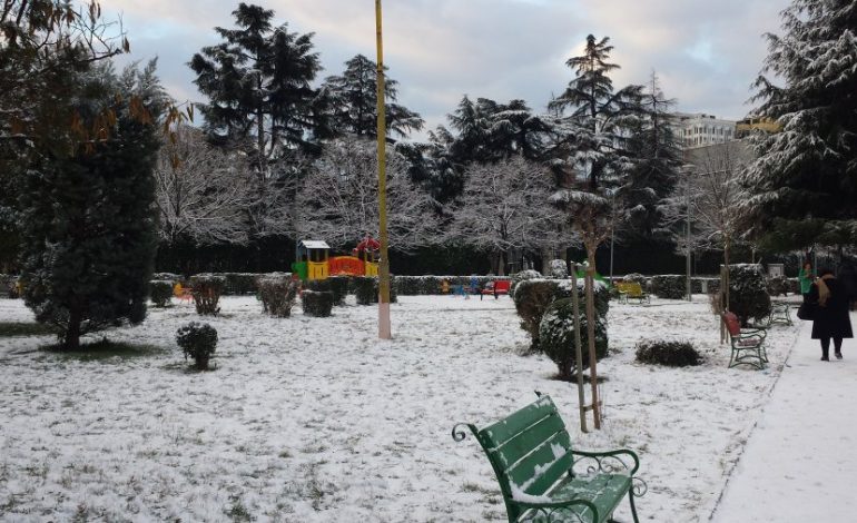 MOTI I KEQ/ Ja zonat e bllokuara nga DËBORA, akset ku duhet të keni kujdes dhe përdorimi i zinxhirave