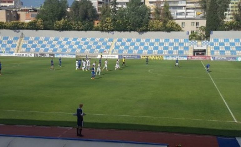 Tirana shkarkon trajnerin, lojtarët bojkotojnë të revoltuar stërvitjen