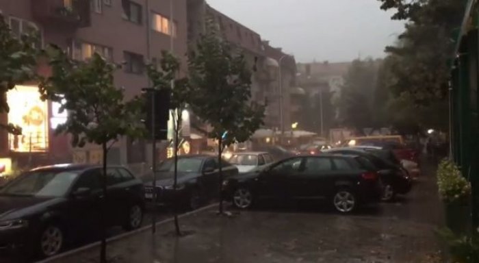 FOTO/ Përkeqësohet moti dhe erërat e forta. Rrëzohet shtylla e tensionit në Tiranë