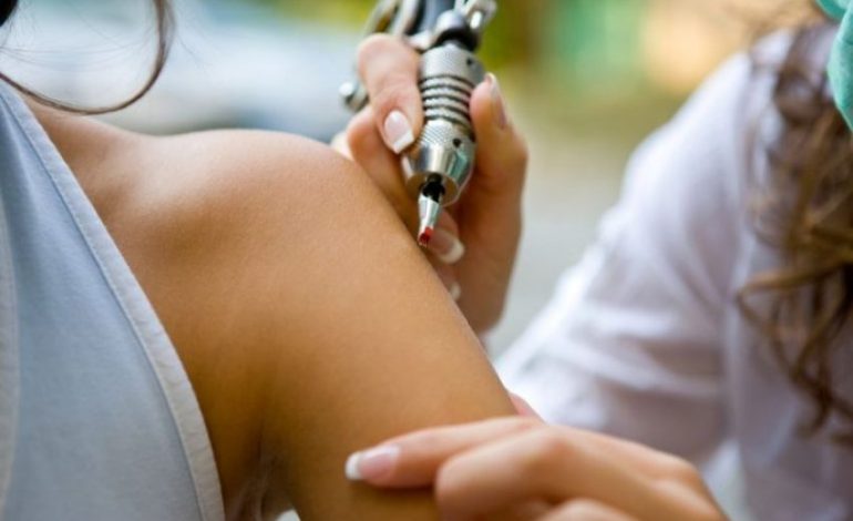 Pas shtatë vjetësh kuptoi se tatuazhi për nënën nuk kishte kuptim