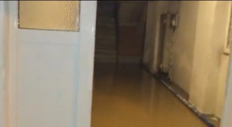 VIDEO/ Panik në Gjirokastër! Pallati rrezikon shembjen, banorët braktisin shtëpitë