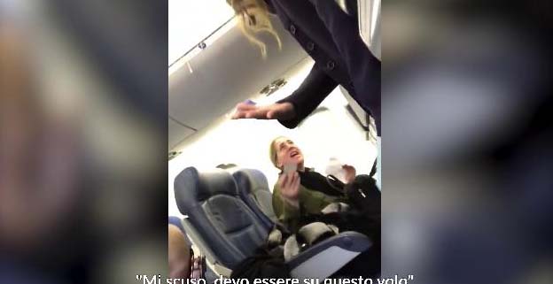 New York, pasagjerja kërcënon stjuardesën dhe merr një mësim të mirë (VIDEO)