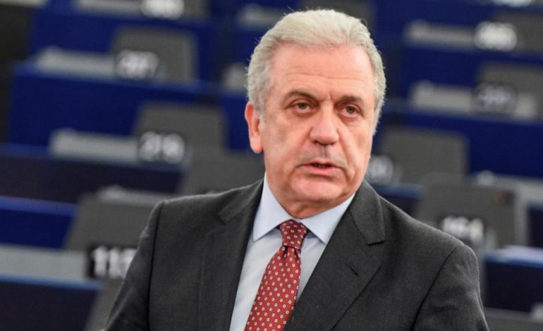 Pritej që sot të vinte në Tiranë, zyrtari grek i KE, Avramopulos shtyn vizitën
