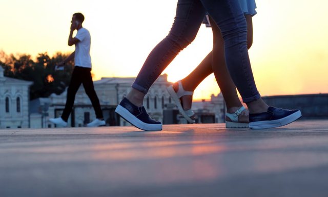 Studimi: Përdoruesit e marijuanës dallohen nga mënyra si ecin