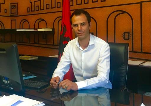 ABUZIMET ME PRONAT/Reagon kreu i Bashkisë Rrogozhinë pas bllokimit të pasaportës: Ky nuk është sulm…
