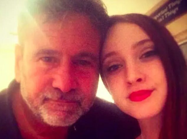 Vajza i thotë babait se i kanë ardhur periodat, reagimi i tij po “tërbon” rrjetin (FOTO)