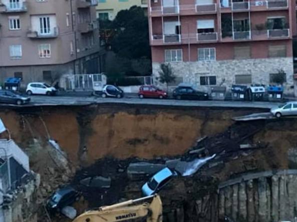 Momente paniku në Romë, çahet rruga, humnera ‘gëlltit’ 6 makina (FOTO)