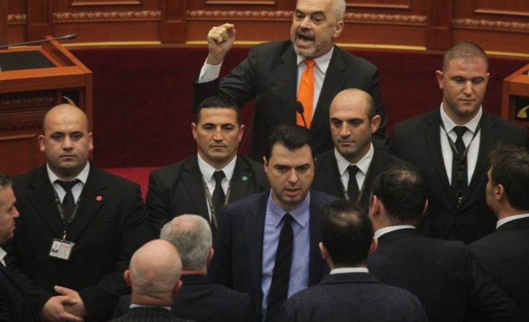Rama i quajti ‘zogjtë e korbit’, Basha me deputetët e PD i dalin para foltores. Ndërhyn Garda