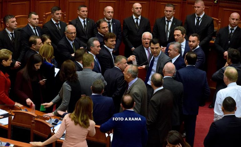 FOTOT/ E gjithë vëmendja te Fatmir Xhafaj, ja çfarë nuk po shihet në Kuvend