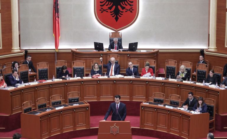 Të gjitha batutat e Ramës dhe Berishës që nuk janë dëgjuar në Kuvend (VIDEO)