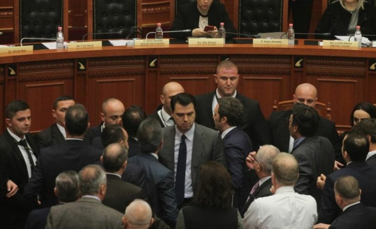 TENSIONE NË KUVEND/ Opozita vijon bllokimin e foltores. Ruçi përjashton Spahon