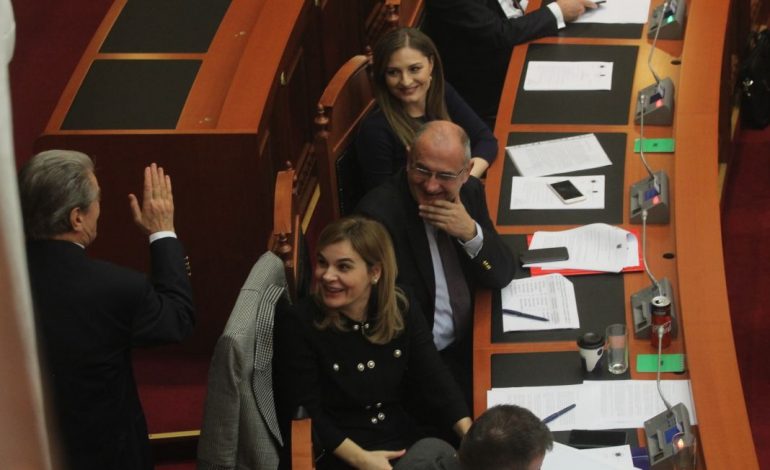 FOTOT/ Çfarë nuk u vu re Kuvend, Berisha shtrëngim duarsh me Kryemadhin, Basha me…