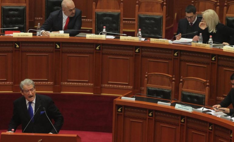 “Edi po ruhet në Surrel me 350 gardistë”, Berisha provokon Majkon për ‘shkarravinat’ e Ramës