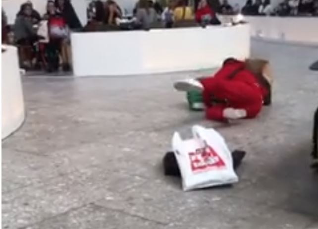 Do të shkriheni së qeshuri: Bes Kallaku bën rrëzimin spektakolar në mes të qendrës tregtare (VIDEO)