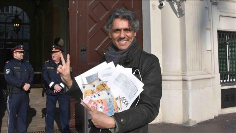 E rrallë/ Biznesmeni francez paguan gjobat e vendosuara për mos lejimin e burkës