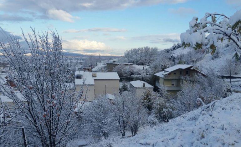 MOTI I KEQ/ Dëbora mbulon juglindjen, probleme në zonën e Dardhës