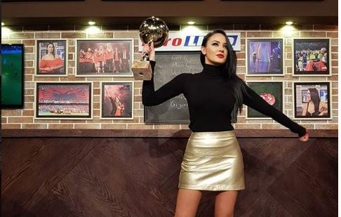 Bora Zemanin e nervozon shiu! Poston fotografi me bikini nga plazhi