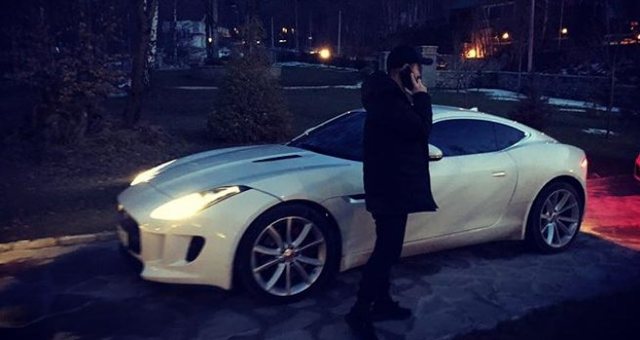 Bosi shqiptar i rrethuar nga femrat: S’di çfarë të bëj me to… (FOTO)