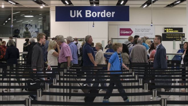 ‘Brexit’, 130 mijë shtetas të BE largohen nga Britania