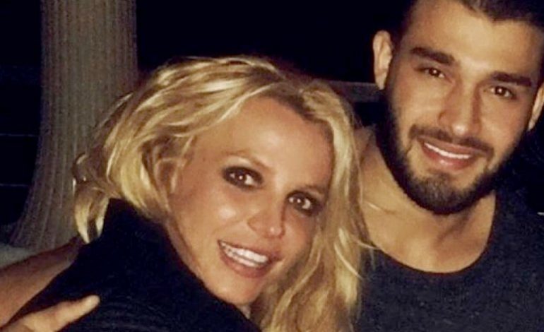 “Ai më frymëzon çdo…”/ Britney Spears dedikim të dashurit në përvjetorin e lidhjes së tyre