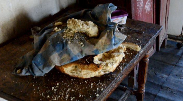 VIDEO/ Kur varfëria pushton gjithçka, historia e dhimbshme e familjes në Gramsh: Hamë bukë të thatë me ujë