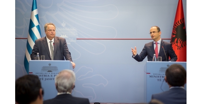 Ditmir Bushati/ Ministri i Jashtëm përballë studentëve për detajet e marrëveshjes Shqipëri- Greqi