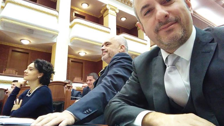 Deputeti i PS-së zbulon pasionin e tij të fshehtë për xhirime (FOTO)