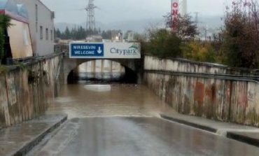 MOTI/ Përmbytet SËRISH autostrada Tiranë – Durrës. Shikoni çfarë po ndodh (FOTO)