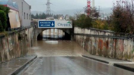 MOTI/ Përmbytet SËRISH autostrada Tiranë – Durrës. Shikoni çfarë po ndodh (FOTO)