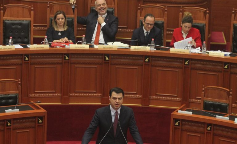 FOTOLAJM/ Basha merr fjalën në KUVEND, Rama nuk mban dot të qeshurën
