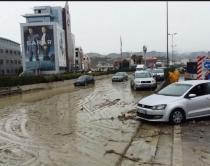 Pas situatës problematike, përmirësohet situata në autostradën Tiranë-Durrës