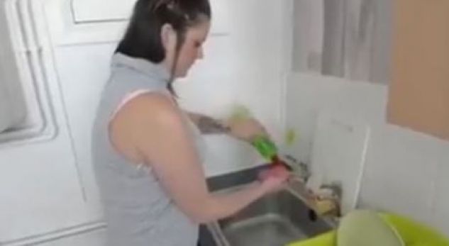 E çuditshme, 23 vjeçarja i ha 20 sfungjerë në ditë (VIDEO)